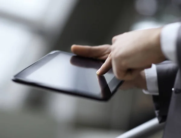 Close up. Geschäftsmann drückt Finger auf digitalem Tablet-Bildschirm — Stockfoto