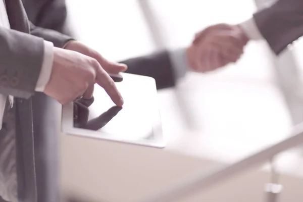 Close up.businessman usando tablet digital no fundo da mão — Fotografia de Stock