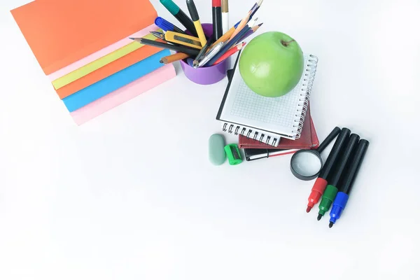 Könyvek, jegyzetfüzet és iskolai kellékek a fehér háttér .concept oktatás — Stock Fotó