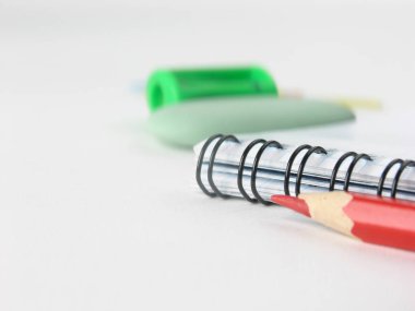 Kırmızı kalem ve not defteri Close-Up kopya alanı ile beyaz background.photo üzerinde