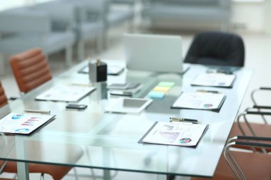 hesap makinesi ve Masaüstü işadamı üzerindeki mali belgeler