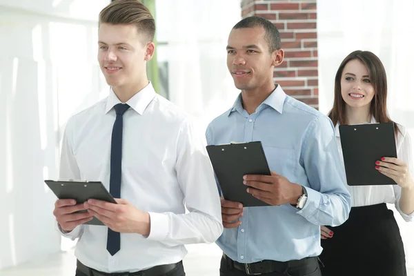 Retrato de un equipo ejecutivo de negocios sobre fondo de oficina — Foto de Stock