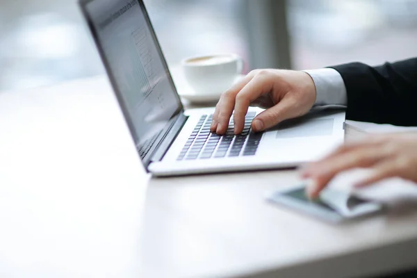 Closeup.Businessman att skriva på laptop.photo med kopia utrymme — Stockfoto