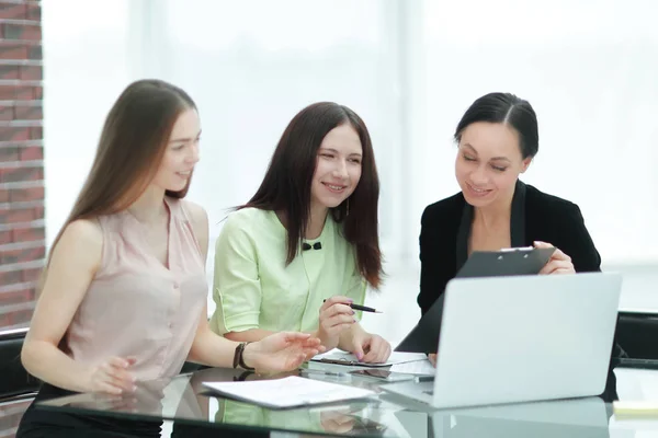 Cerrar. Tres empleados de la empresa trabajan con documentos en la mesa de la oficina — Foto de Stock