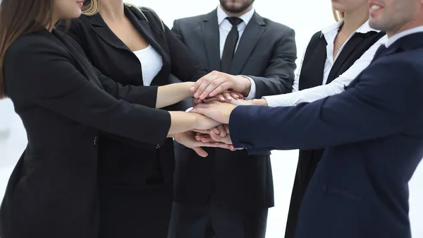 Close up.a groupe de gens d'affaires mettre leurs mains ensemble — Photo