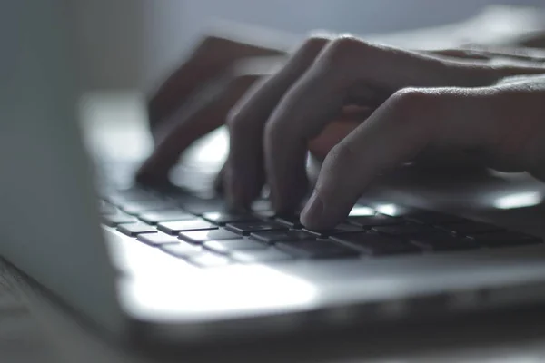 Imagen borrosa de la mano masculina escribiendo en el teclado portátil.close up — Foto de Stock