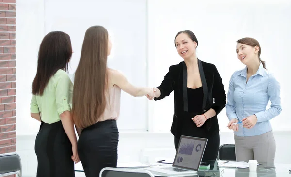 Spokojený starší žena a mladý manažer metoda handshaking po podepsání smlouvy v kanceláři — Stock fotografie