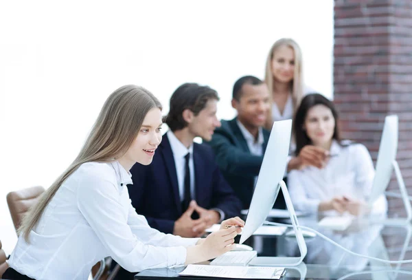 Equipe de negócios discutindo com Gerente questões de trabalho — Fotografia de Stock