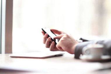 yakın up.the işadamı bir akıllı telefon kullanır. kopya alanı ile fotoğraf