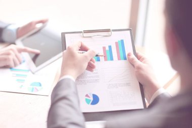 yakın up.businessman bir mali rapor yapar. arka görünüm