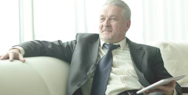 modern ofis kanepe üzerinde oturan başarılı iş adamı