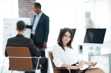 iş ekibi yeni bir sunu üzerinde çalışıyor