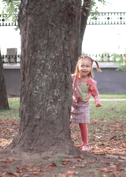 快乐的小女孩玩捉迷藏在城市公园 — 图库照片