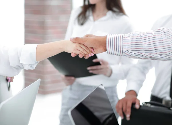 Closeup.handshake colegas de negocios en el fondo de la oficina . —  Fotos de Stock