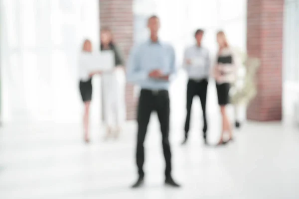 Abstraktes Bild von Menschen in der Lobby eines modernen Geschäftszentrums — Stockfoto