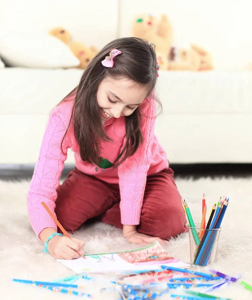 Χαμογελαστό κορίτσι χρωματίζει με μολύβια. φωτογραφία με αντίγραφο χώρου — Φωτογραφία Αρχείου