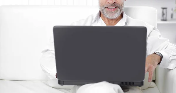 Senior affärsman som arbetar på laptop på sitt kontor — Stockfoto