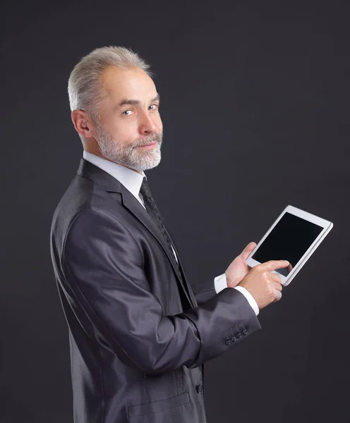 Σύγχρονη επιχειρηματίας χρησιμοποιώντας ψηφιακή tablet.isolated σε μαύρο φόντο — Φωτογραφία Αρχείου