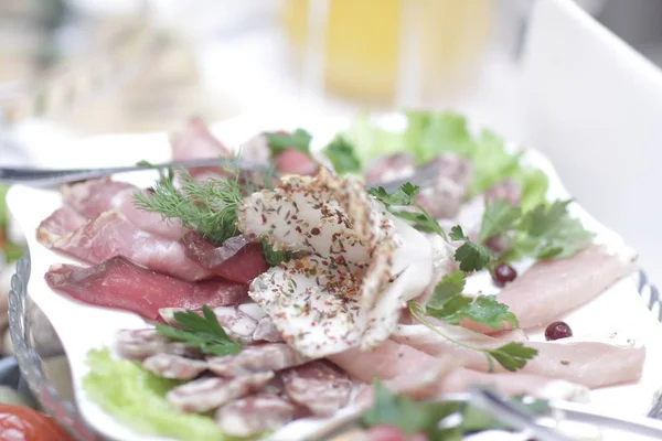 Plato con aperitivo de carne en la mesa en el restaurante — Foto de Stock