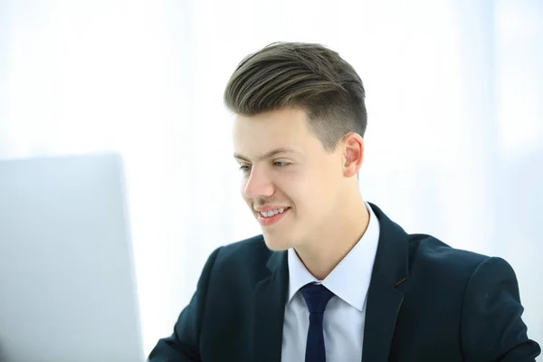 De cerca. joven empresario que trabaja en el ordenador portátil — Foto de Stock