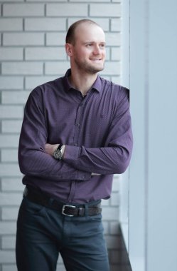 dalgın adam jaluzi perde arkasında bir şey düşünmek