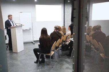 camın arkasından. yeni fikirleri tartışmak iş takım