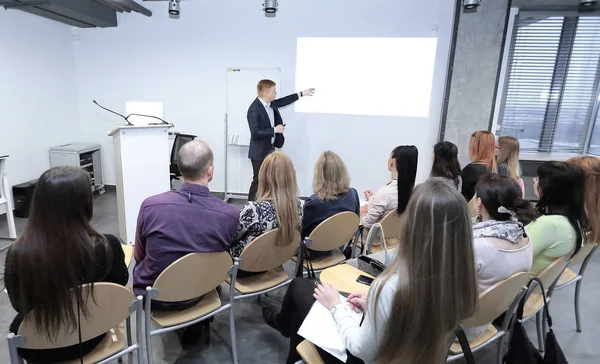 Homme d'affaires discutant d'un nouveau projet d'entreprise avec les membres de son équipe — Photo