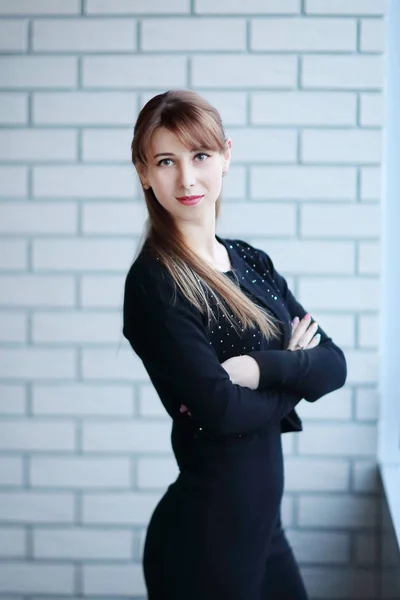 Young business woman standing in the corridor of the office. — Stock Photo, Image
