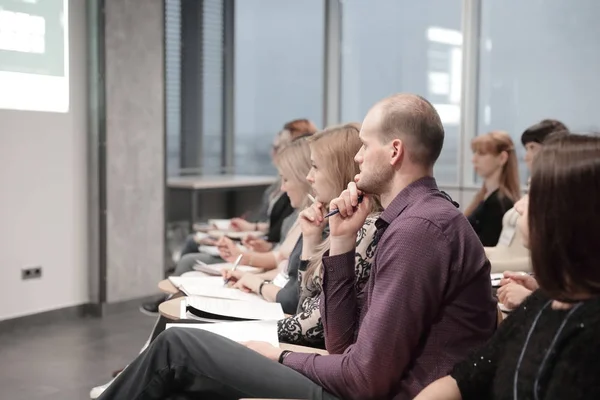 Jeunes entrepreneurs concentrés à l'écoute du rapport sur l'entreprise — Photo