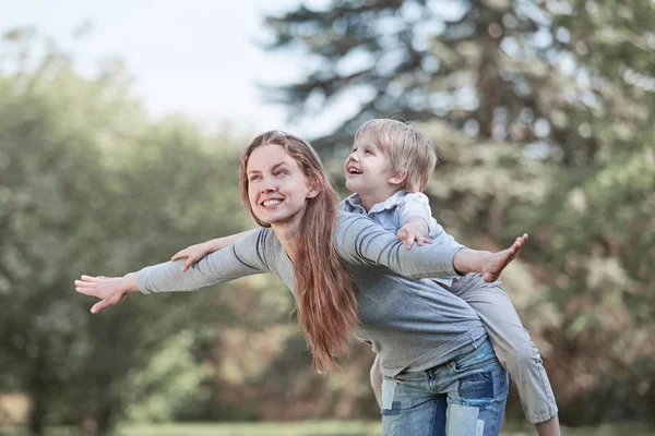 Mamá juega con su pequeño hijo en el parque . —  Fotos de Stock