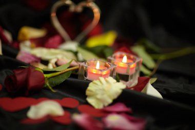 karanlık şenlikli masaya iki mum