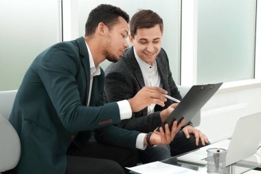 iş ortakları sözleşmenin koşulları tartışıyor. Toplantı ve ortaklıklar