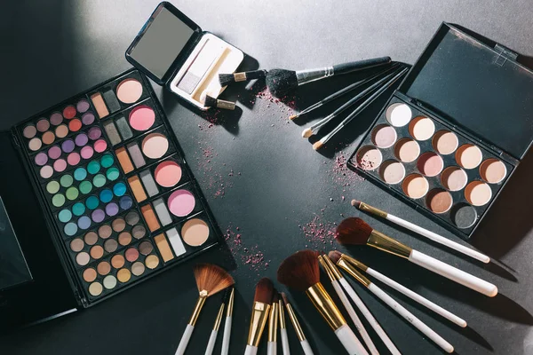 toz, fırçalar ve göz farı siyah arka plan üzerine izole