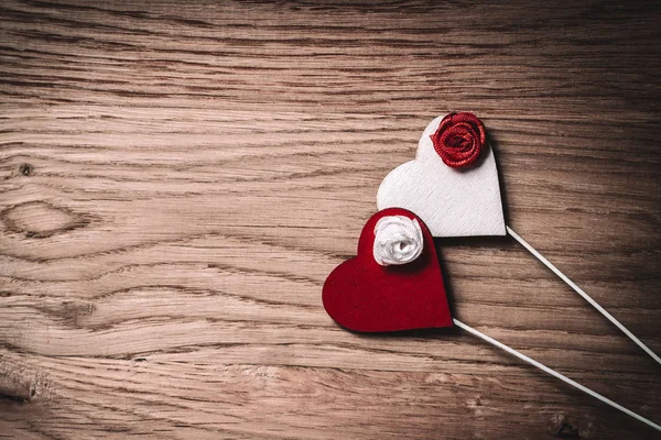 Piros-fehér szív egy bottal egy fa háttér. — Stock Fotó