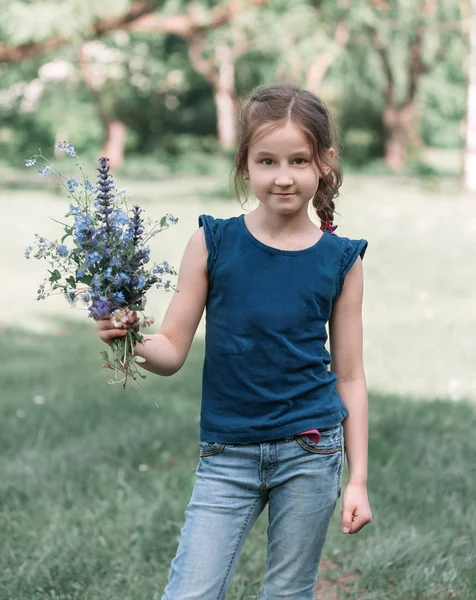 Portrait Une Jolie Petite Fille Avec Bouquet Fleurs Sauvages — Photo