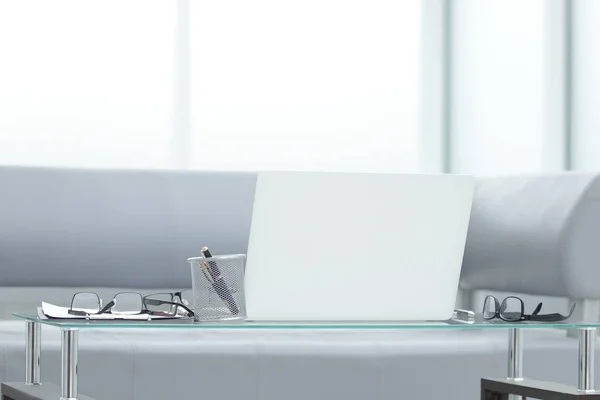 Laptop aberto na mesa do escritório. contexto empresarial — Fotografia de Stock