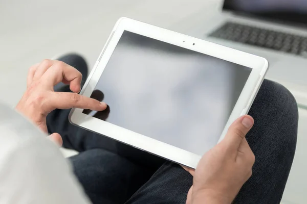 Nahaufnahme. Digitales Tablet in den Händen eines Geschäftsmannes — Stockfoto