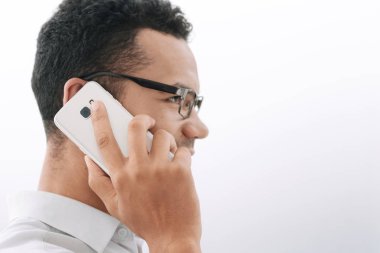 yan görünümü. Onun smartphone üzerinde konuşan işadamı