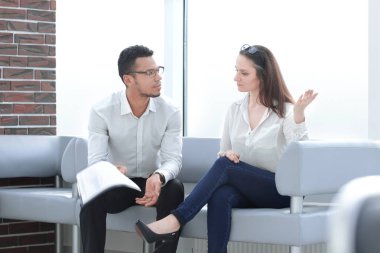 ofiste finansal belgeler tartışırken iş çift