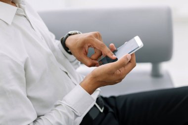 yakın çekim. modern insan onun Smartphone'da yazarak.