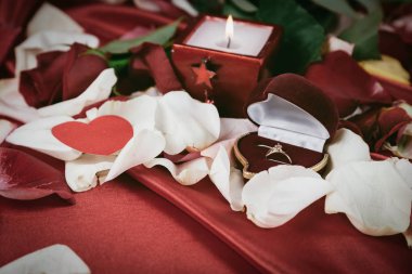 brilliantom halka ve parlak tatil arka plan üzerinde mum