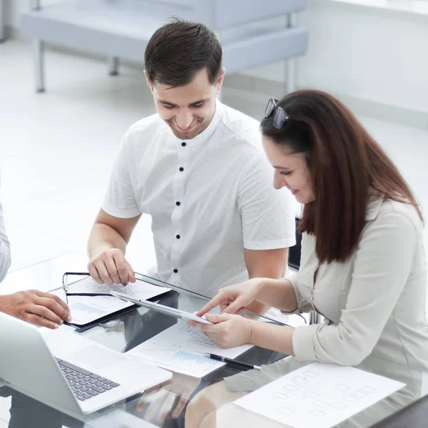 Equipo de negocios discutiendo ideas para una nueva startup. —  Fotos de Stock