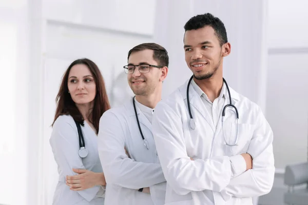 Primer plano. Un grupo de médicos jóvenes de pie juntos — Foto de Stock