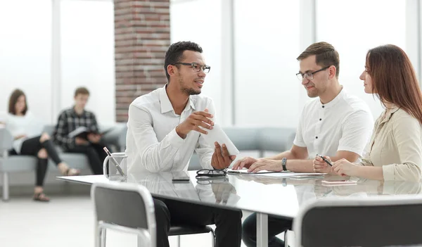 Colegas de negocios discutiendo nuevas oportunidades. personas y tecnología — Foto de Stock