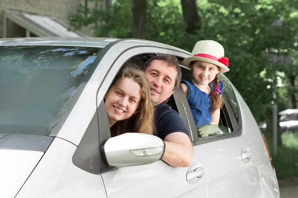 가족 차에 앉아있는 아이들과 함께 행복한 가족 — 스톡 사진