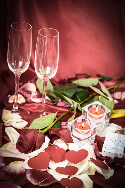 Vela e pétalas de rosa em um contexto festivo — Fotografia de Stock