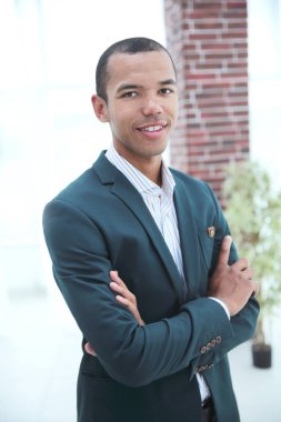 closeup.successful genç iş adamı ofiste ayakta. iş adamları