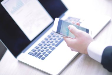 işadamı ile hareket eden ve modern ofis içinde laptop