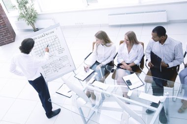 İş adamı yeni pazarlama planını iş arkadaşlarına sunuyor..