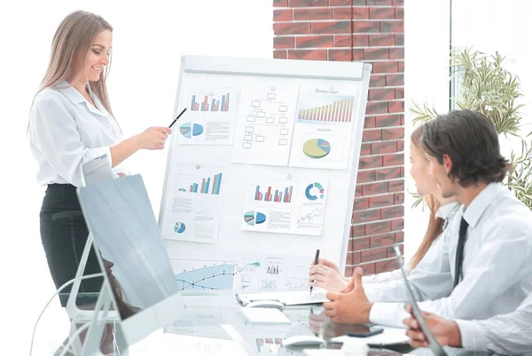 Speaker presents a new financial project in the conference room — Stock Photo, Image